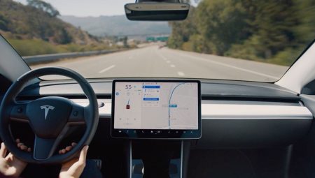 Tesla, otopilot hatası yüzünden 2 milyon aracı çağırıyor